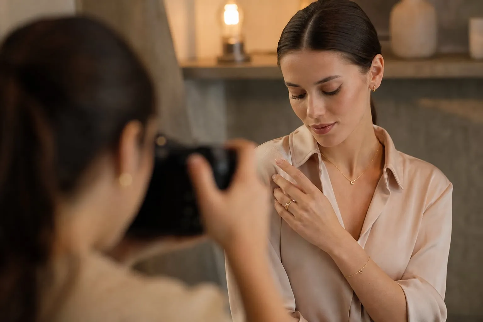 Como fotografar joias para catálogo: luz sem reflexos